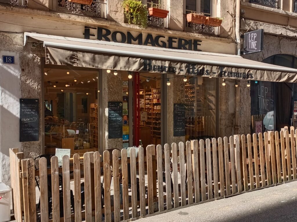 Devanture de la Fromagerie B.O.F, fromager à Lyon 1er proposant des fromages sans présure animale