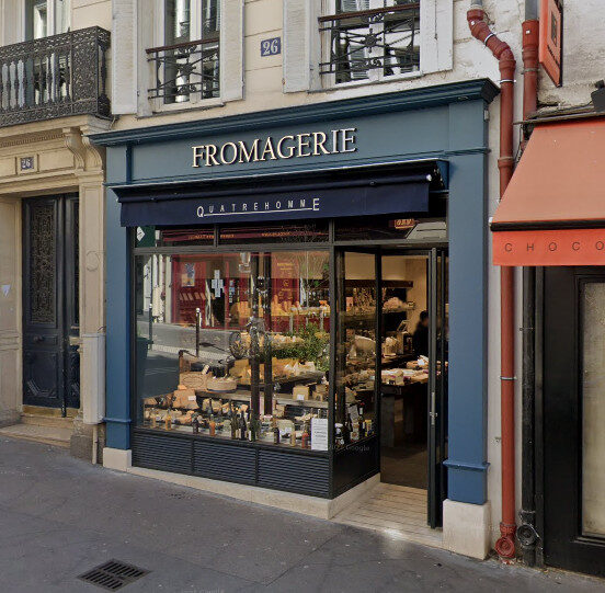 Devanture de la Fromagerie Quatrehomme Martyrs, fromager à Paris 9e proposant des fromages sans présure animale