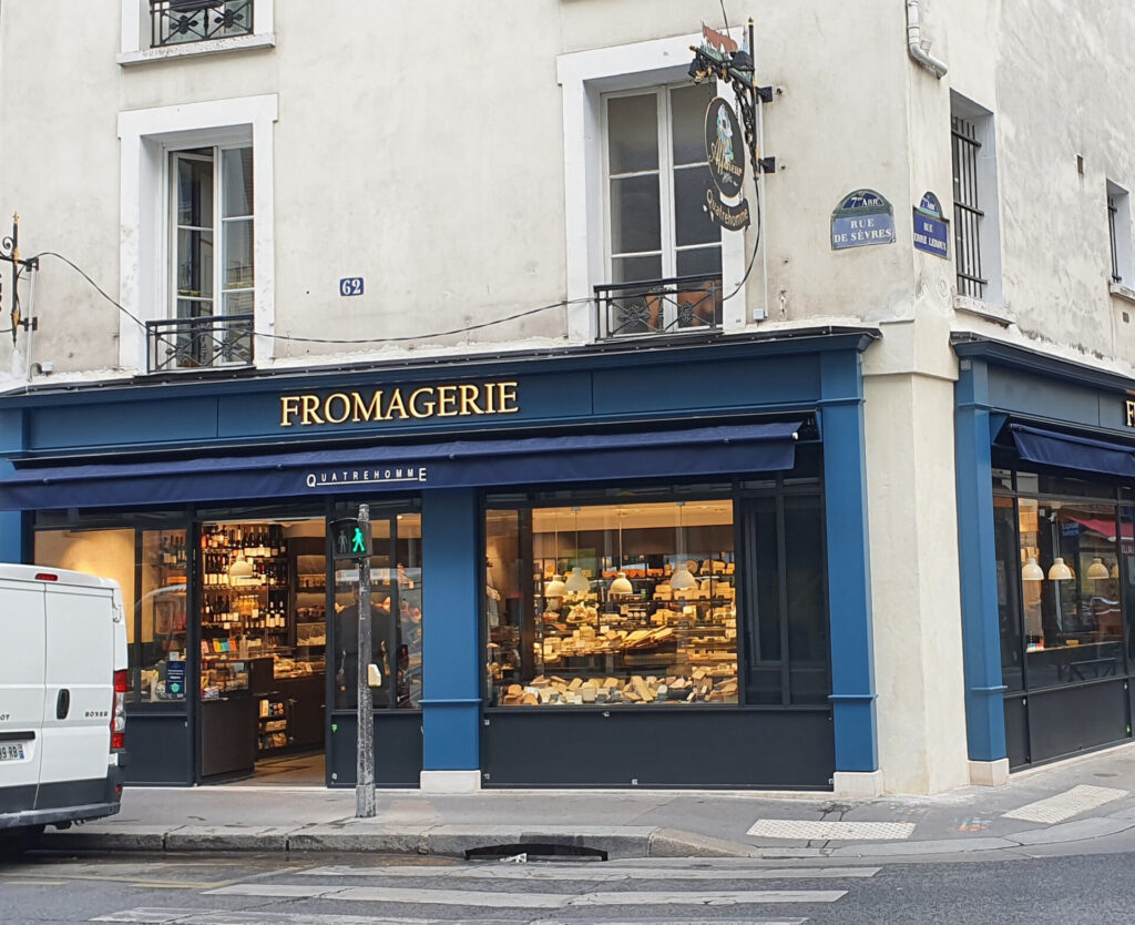 Devanture de la Fromagerie Quatrehomme Sèvres, fromager à Paris 7e proposant des fromages sans présure animale